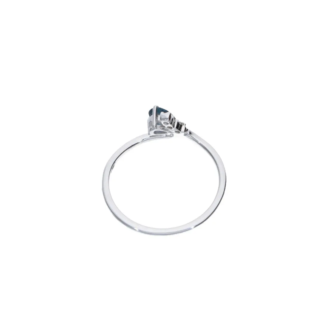Anello in oro bianco con diamanti e zaffiri