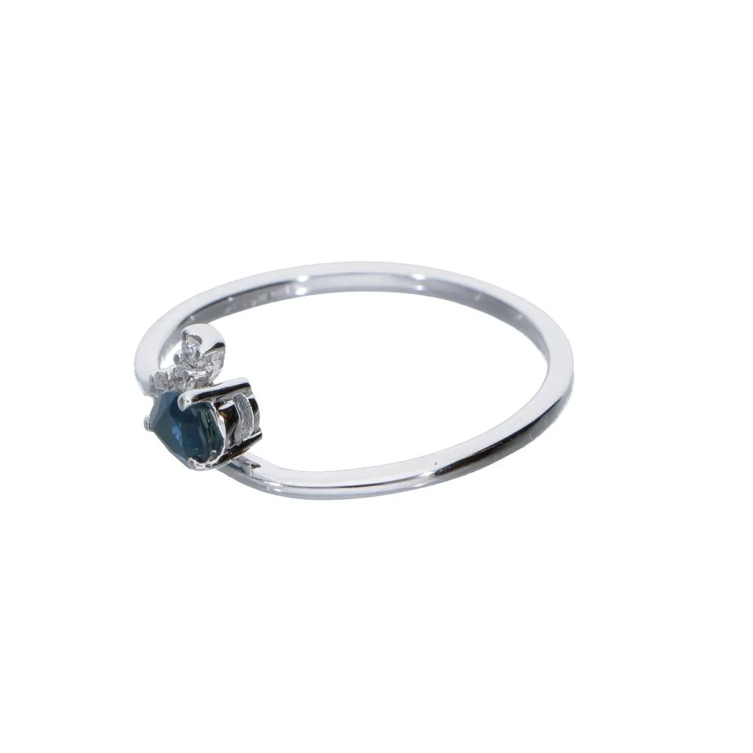 Anello in oro bianco con diamanti e zaffiri