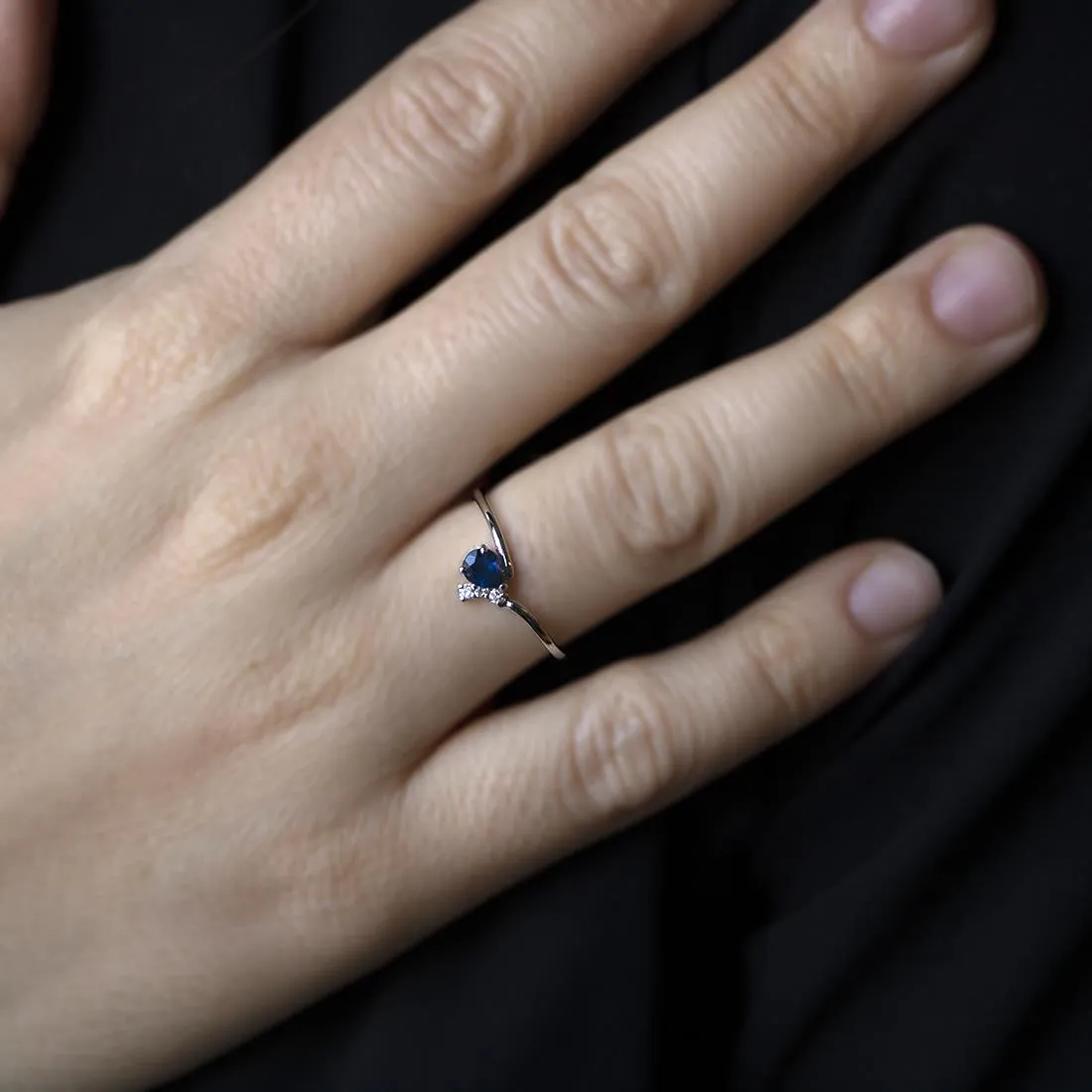 Anello in oro bianco con diamanti e zaffiri