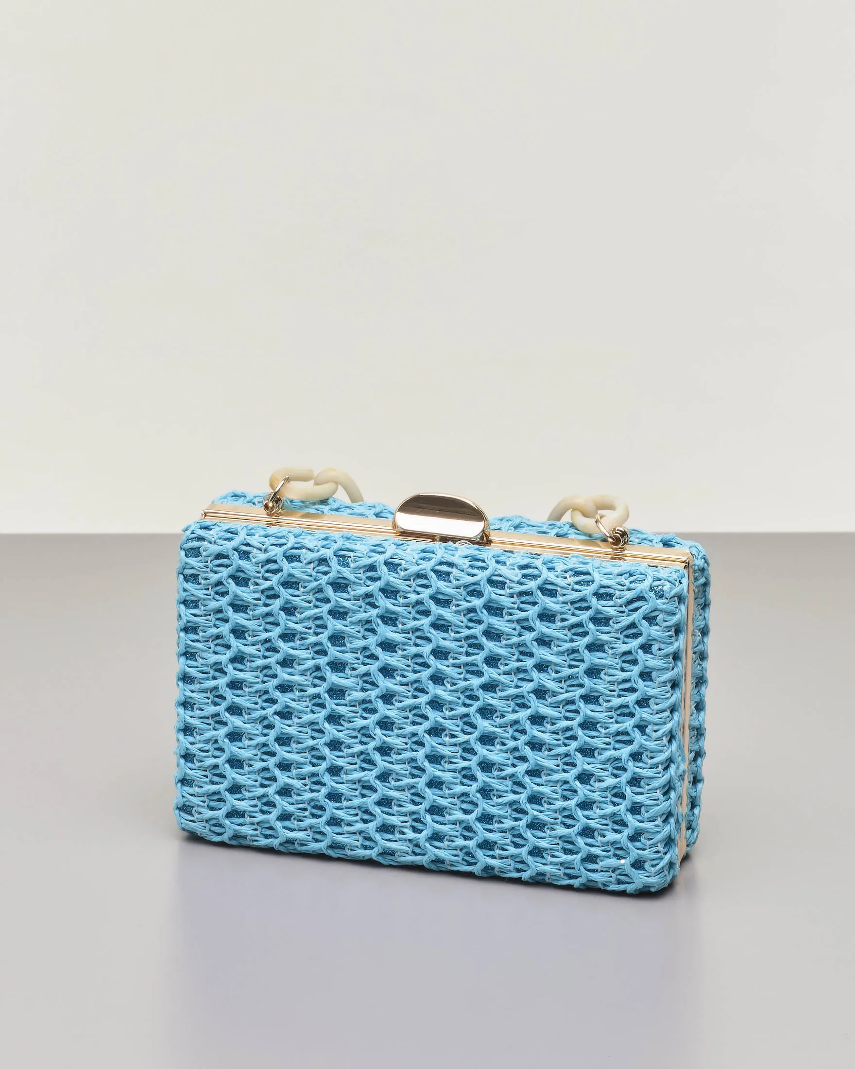 Clutch rigida in raffia turchese con catena corta in resina beige removibile