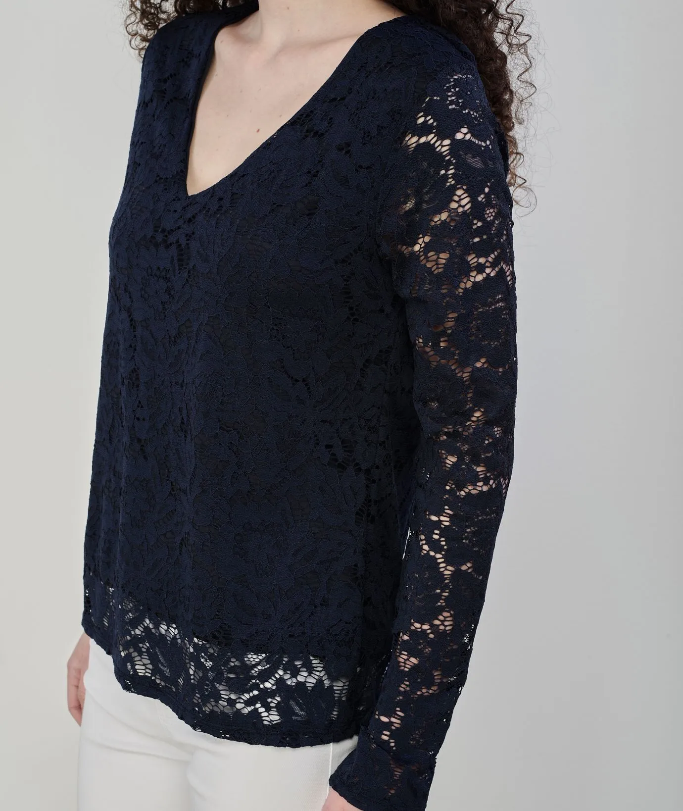 Maglia blu con scollo a V in pizzo