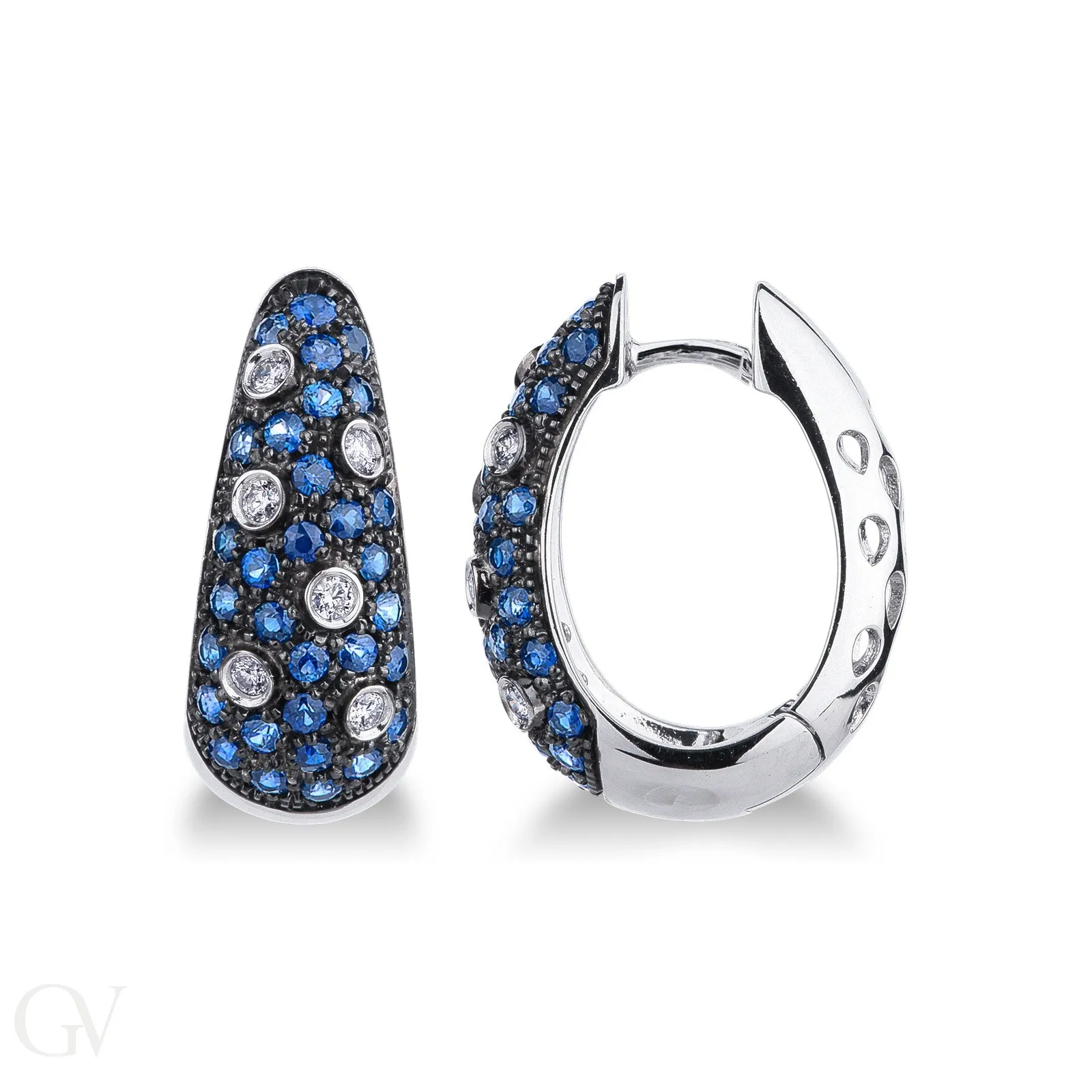 Orecchini in Oro Bianco 18k con Diamanti e Zaffiri blu su pavè brunito.