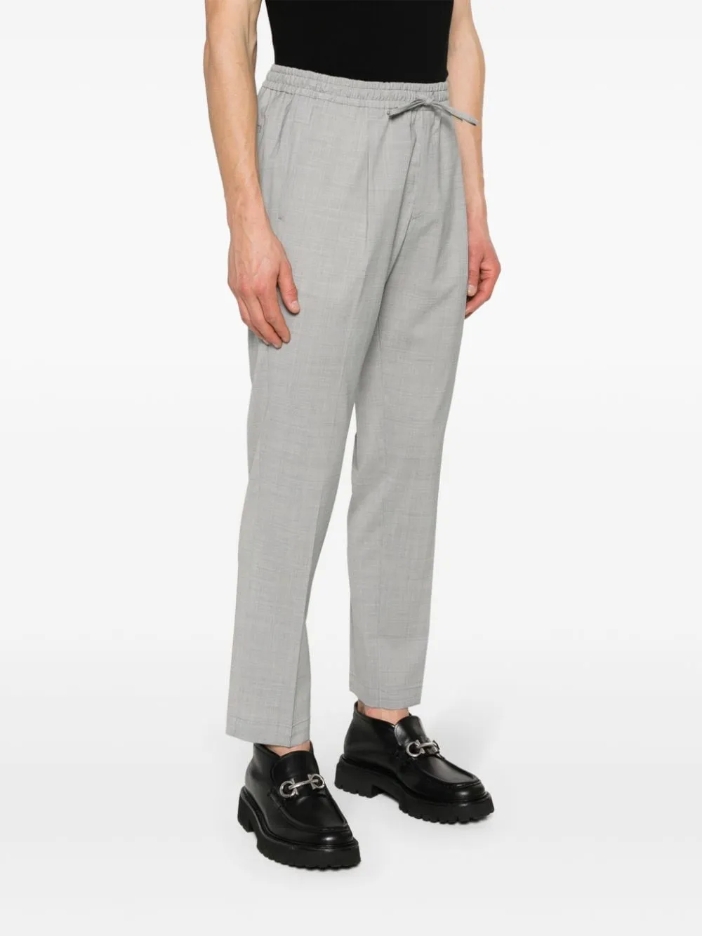 Pantaloni affusolati con pieghe in grigio - uomo