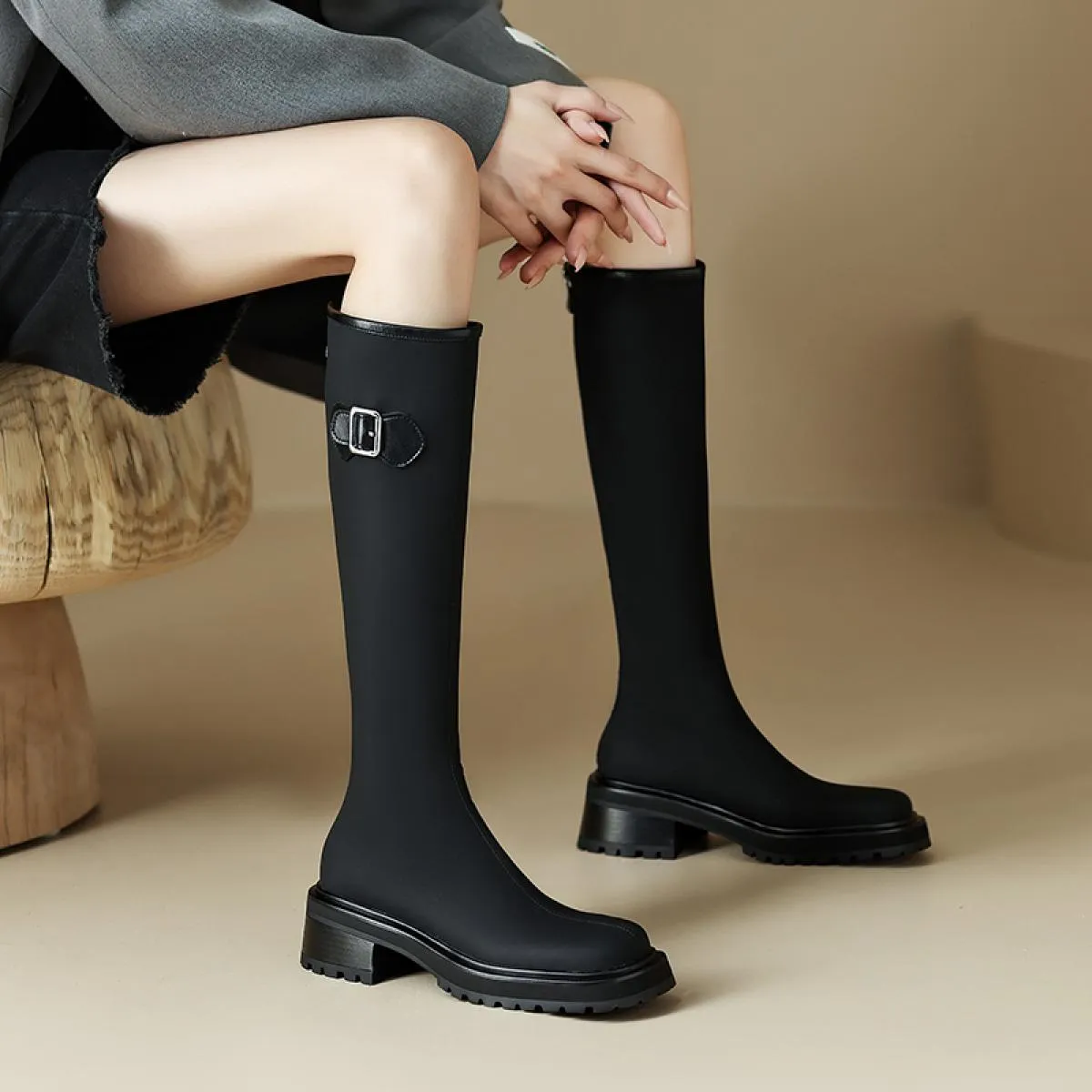 Stivali alti al ginocchio da donna popolari Stivali lunghi con fibbia Autunno Inverno Vera pelle Tacchi spessi Piattaforme Scarp