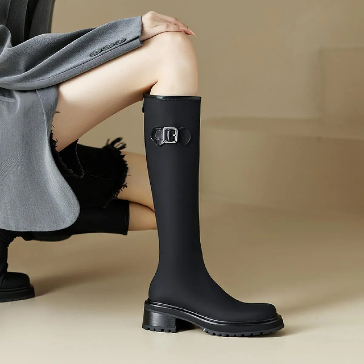 Stivali alti al ginocchio da donna popolari Stivali lunghi con fibbia Autunno Inverno Vera pelle Tacchi spessi Piattaforme Scarp