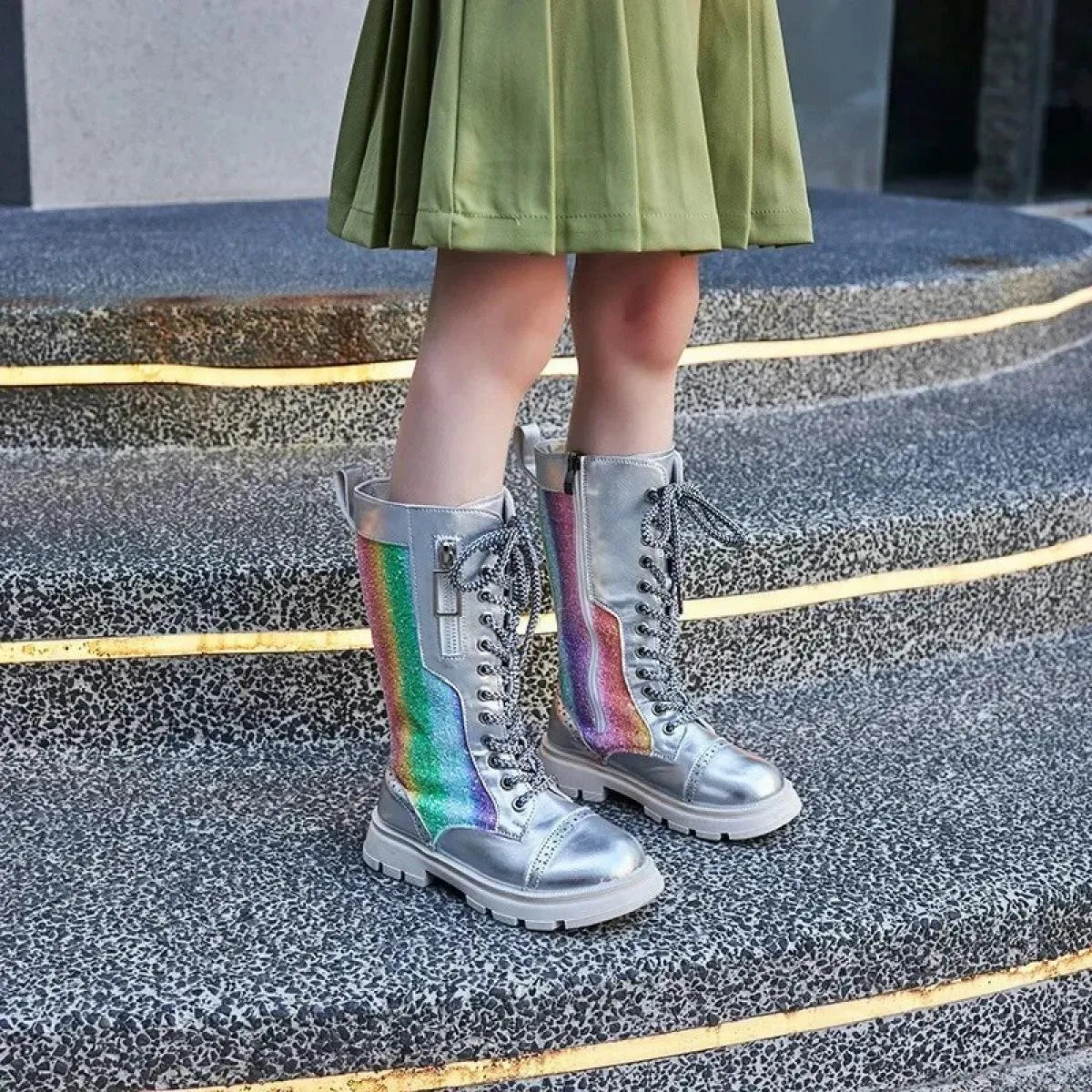 Stivali da ragazza 2024 Nuova moda argento lucido stivali alti per bambini bambino unico colorato scarpe da principessa bambini
