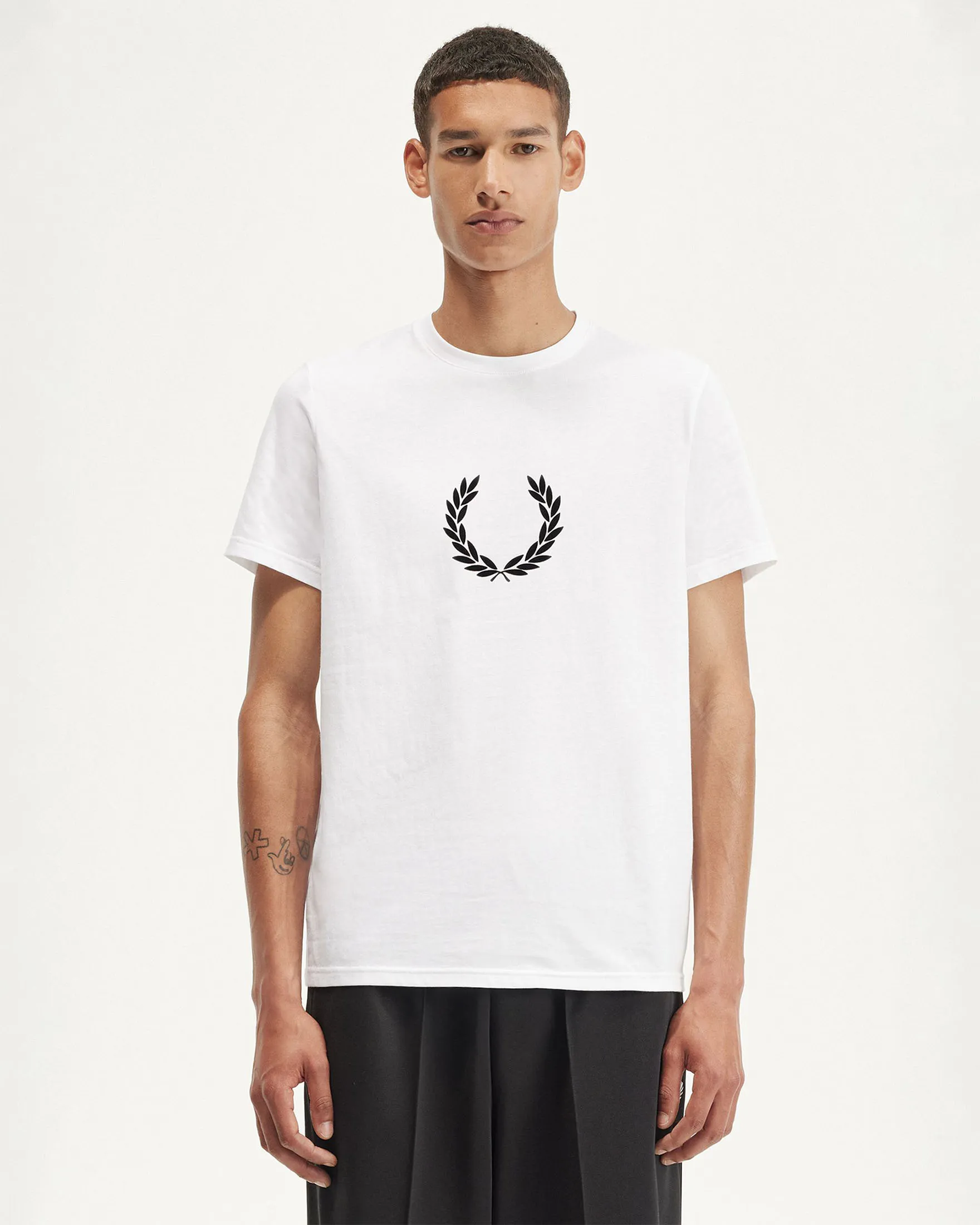 T-shirt bianca mezza manica con logo corona d'alloro ricamato centrale sul petto