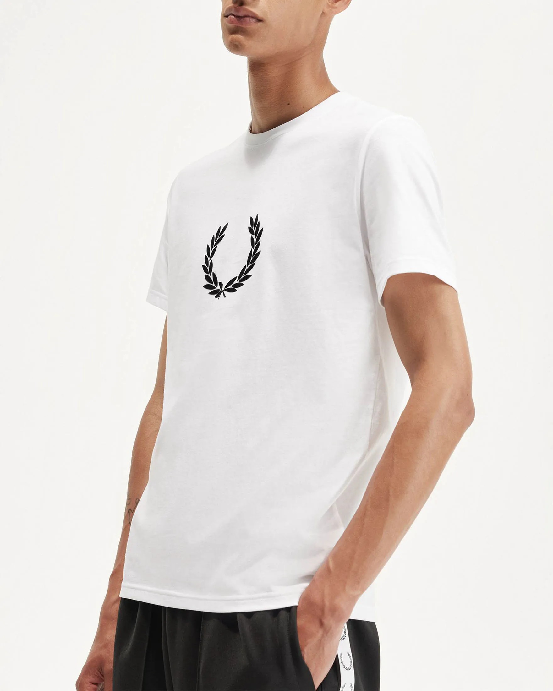 T-shirt bianca mezza manica con logo corona d'alloro ricamato centrale sul petto