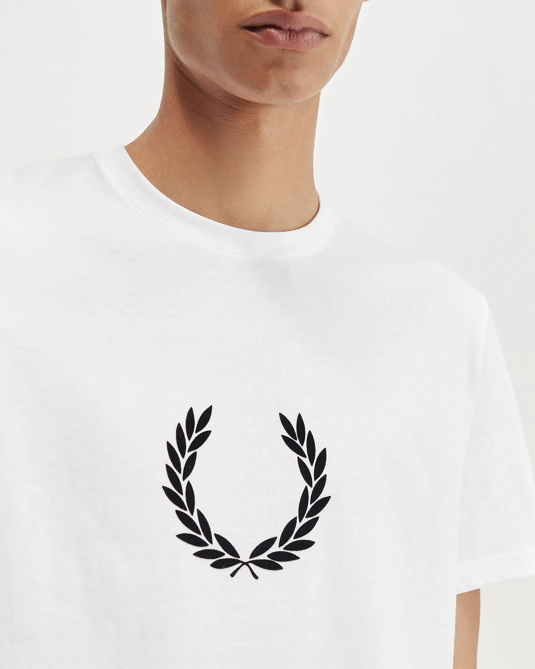 T-shirt bianca mezza manica con logo corona d'alloro ricamato centrale sul petto