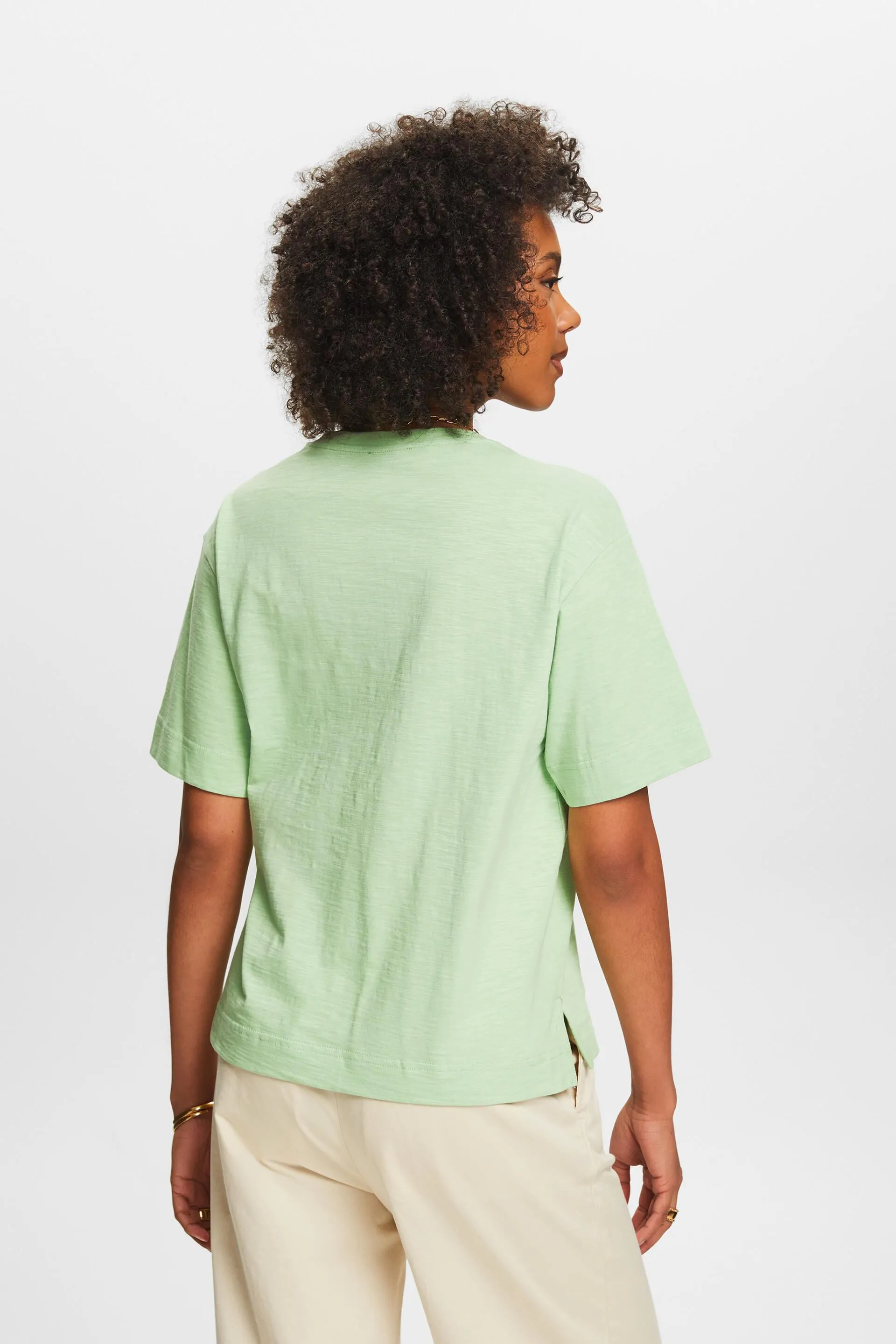 T-shirt fiammata con scollo a V