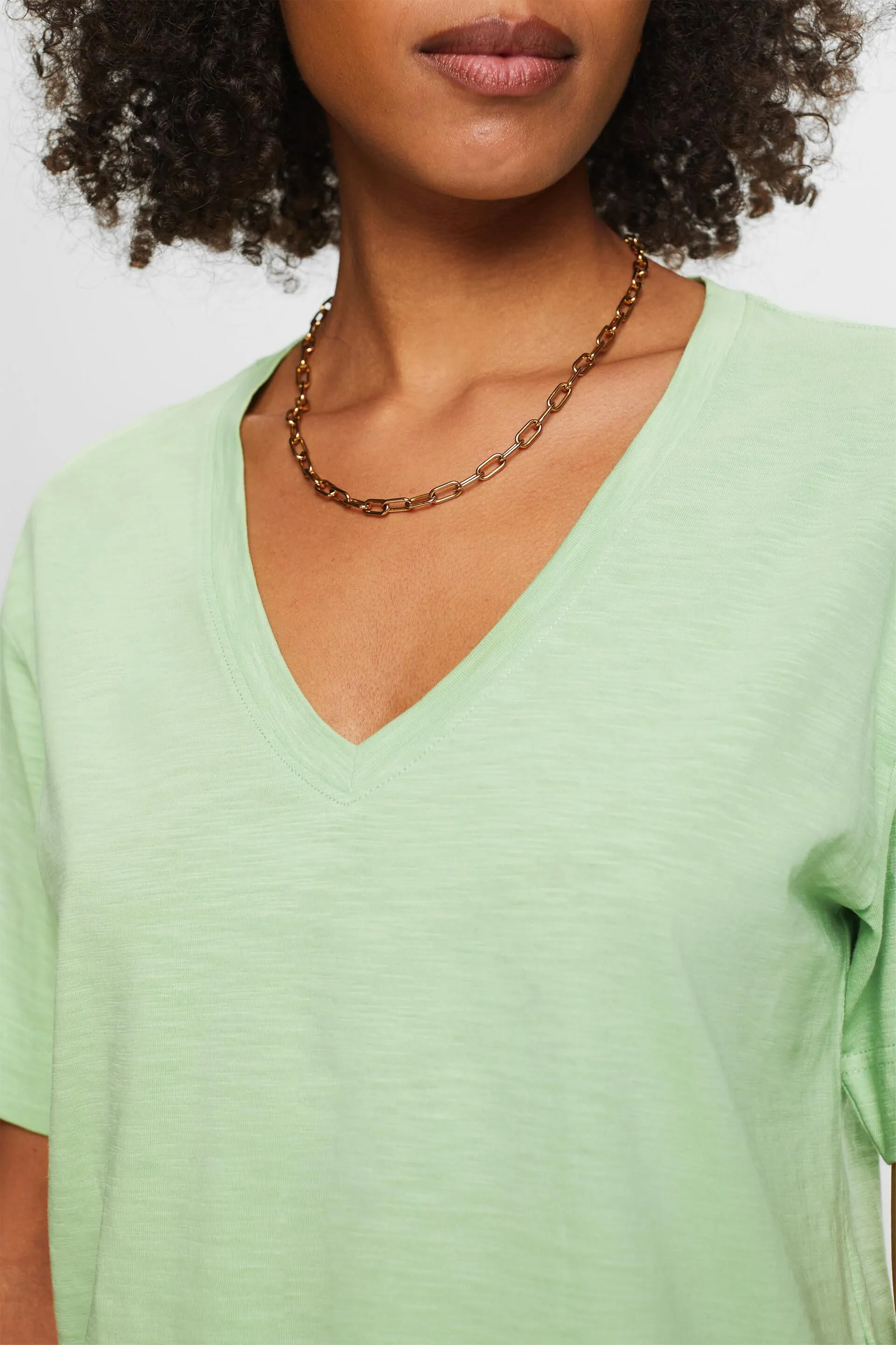 T-shirt fiammata con scollo a V